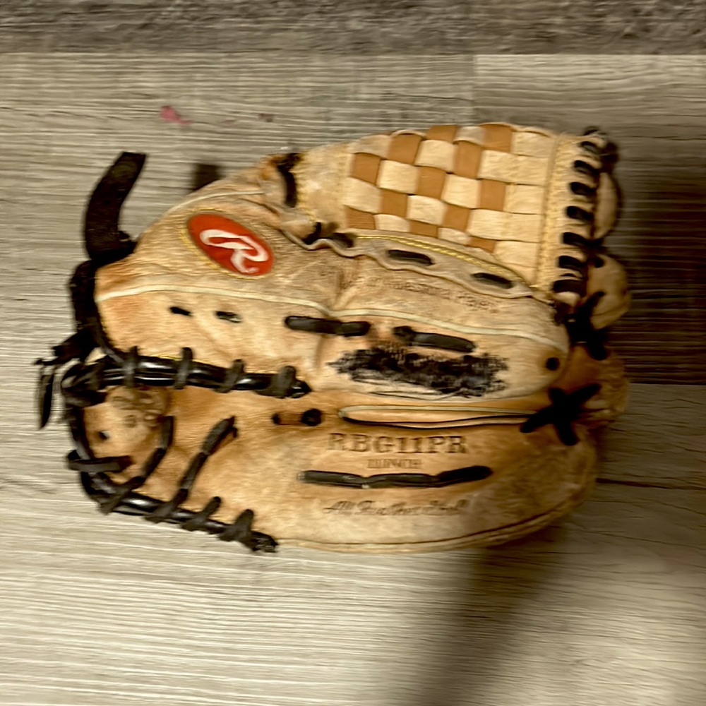 Rawlings baseball glove right handed thrower 11 inch